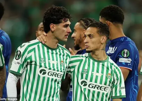 ناراحتی ستاره برزیلی: هنوز با یونایتد قرارداد دارم