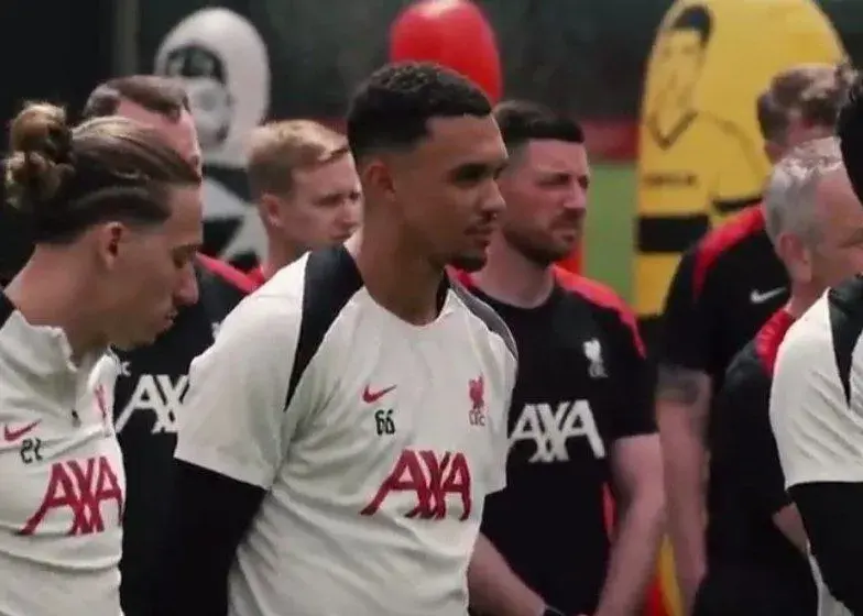 هدیه خداحافظی‌‌ لیورپولی‌ها برای آرنولد (عکس)