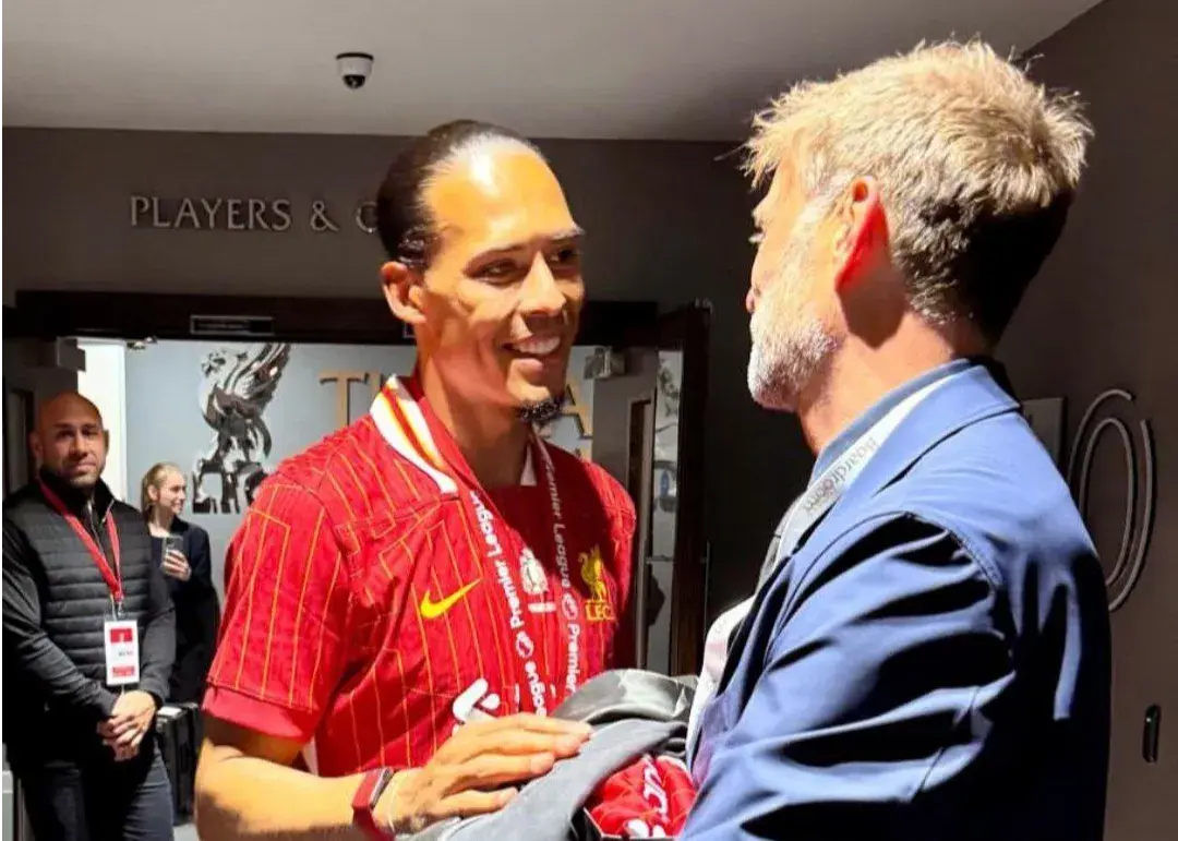 کلوپ در آغوش اشلوت: تبریک قهرمان! (عکس)