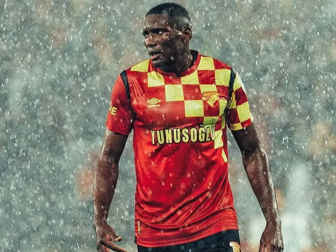 هلیتون، دیوار دومتری پیش‌ساخته پرسپولیس!