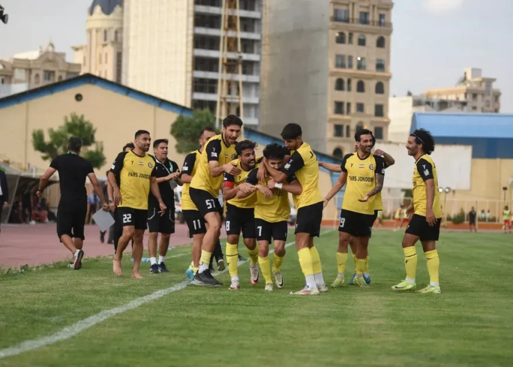 یک تیم شهرستانی از پروازی بودن درمی‌آید