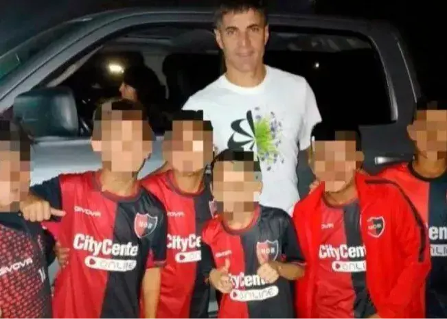 اخراج از آکادمی به‌خاطر عکس گرفتن با بازیکن رقیب