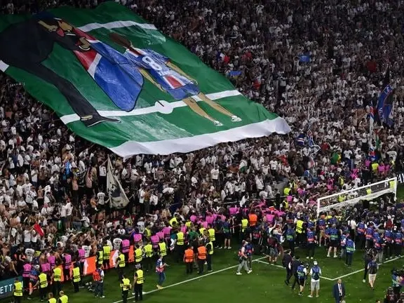 ادای احترام ویژه به دختر انریکه در مونیخ (عکس)