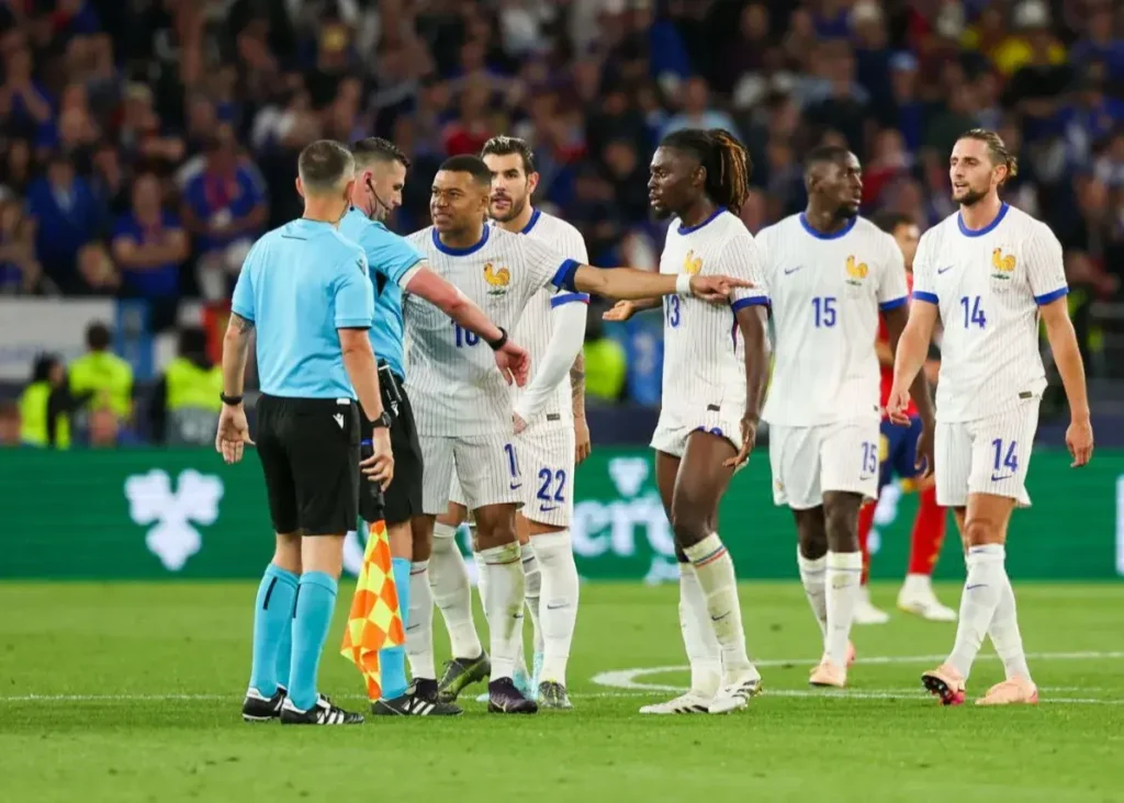 امباپه به ساعت داور شک کرد! (عکس)