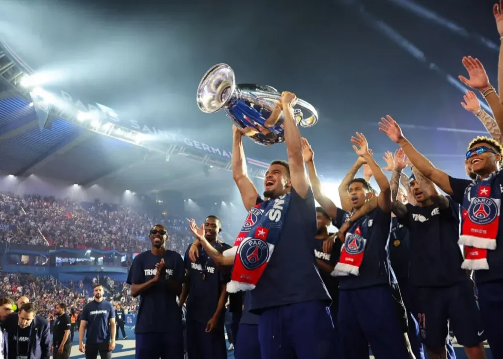 بازیکنان پی‌اس‌جی پاداش قهرمانی را به کارمندها دادند