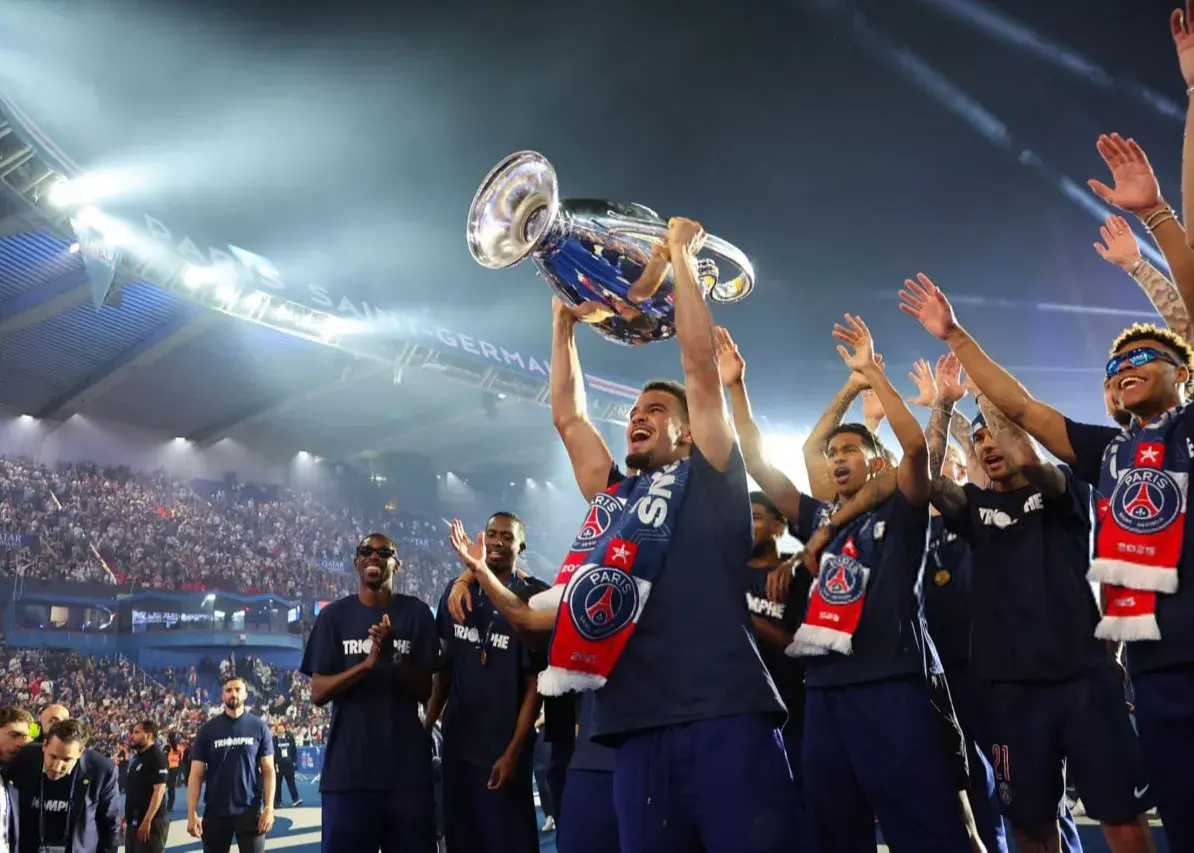 بازیکنان پی‌اس‌جی پاداش قهرمانی را به کارمندها دادند