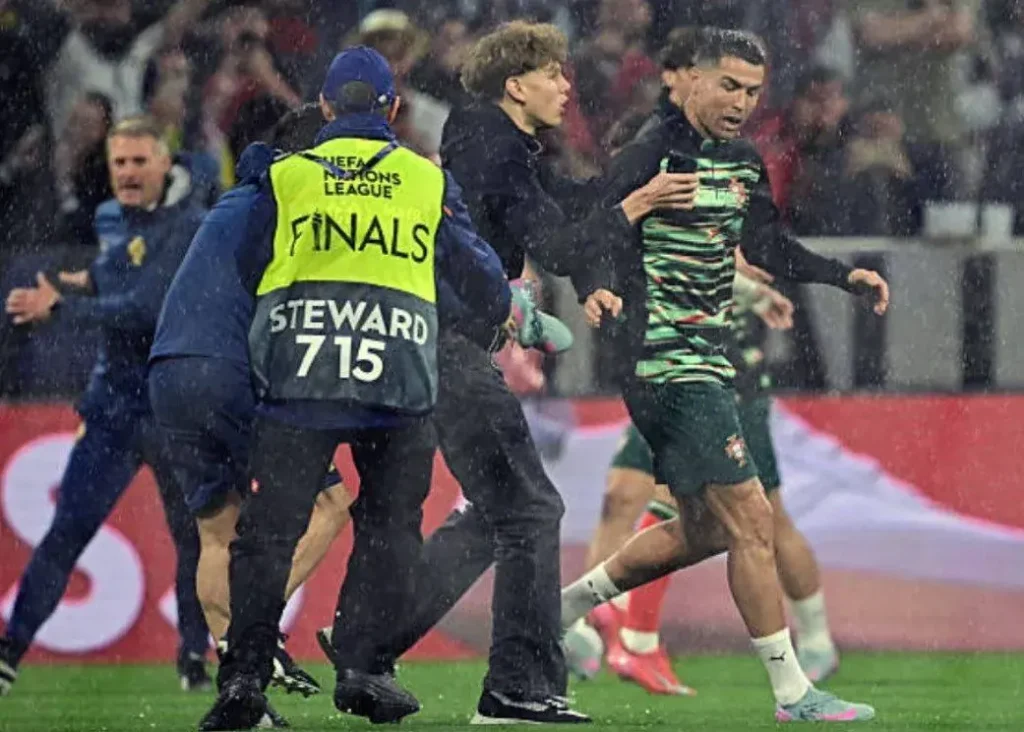 برای بغل کردن کریستیانو: هوادار ماموران را دور زد!