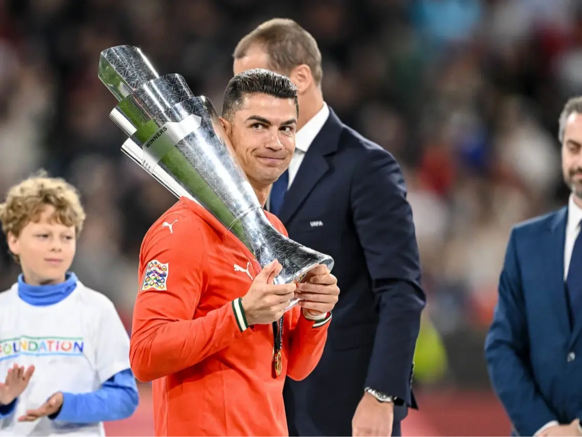 جشن در اتوبوس: رقص رونالدو با جام قهرمانی