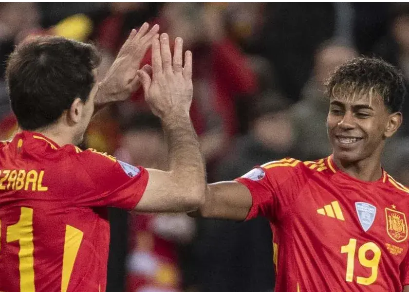 در اسپانیا همه به یامال فوتبال یاد می‌دهند! (عکس)