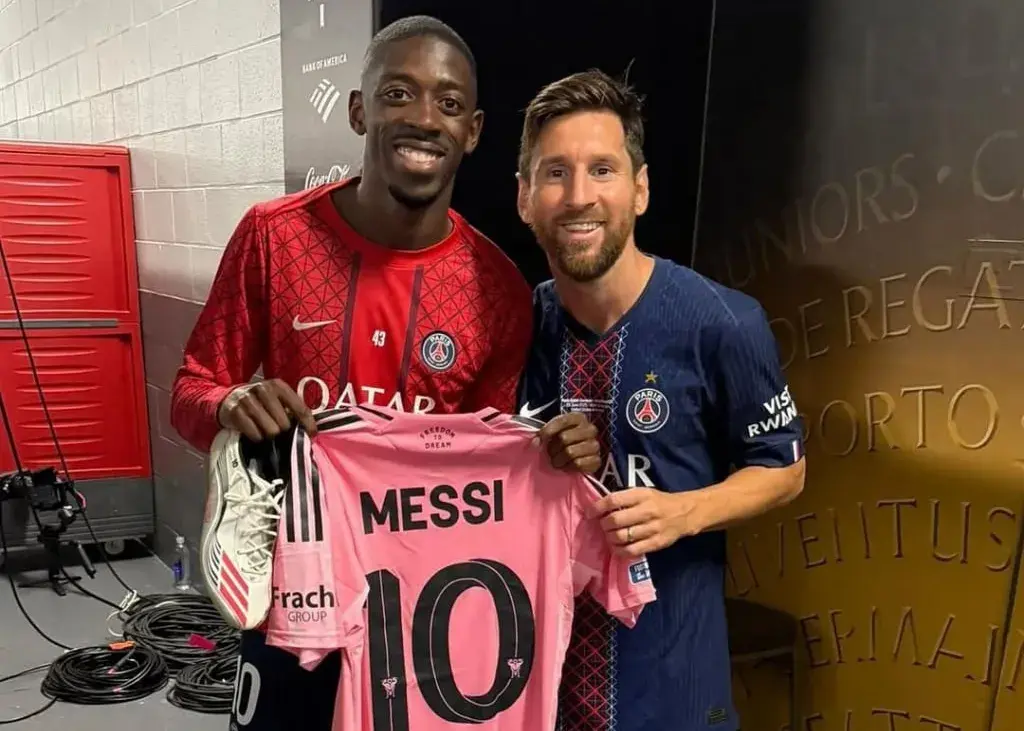 دمبله هر چه می‌توانست از مسی یادگاری گرفت! (عکس)‏