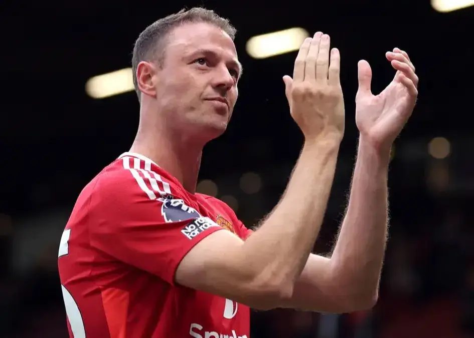 ستاره بازنشسته یونایتد در اولدترافورد ماندنی شد