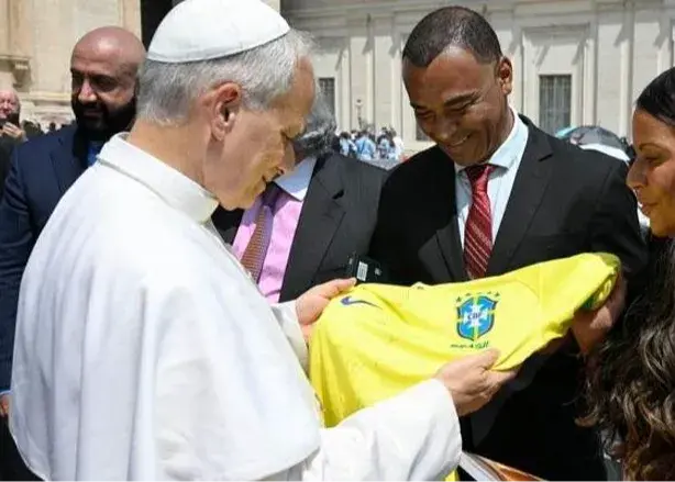 فرمانده کافو پیراهن برزیل را به پاپ هدیه داد