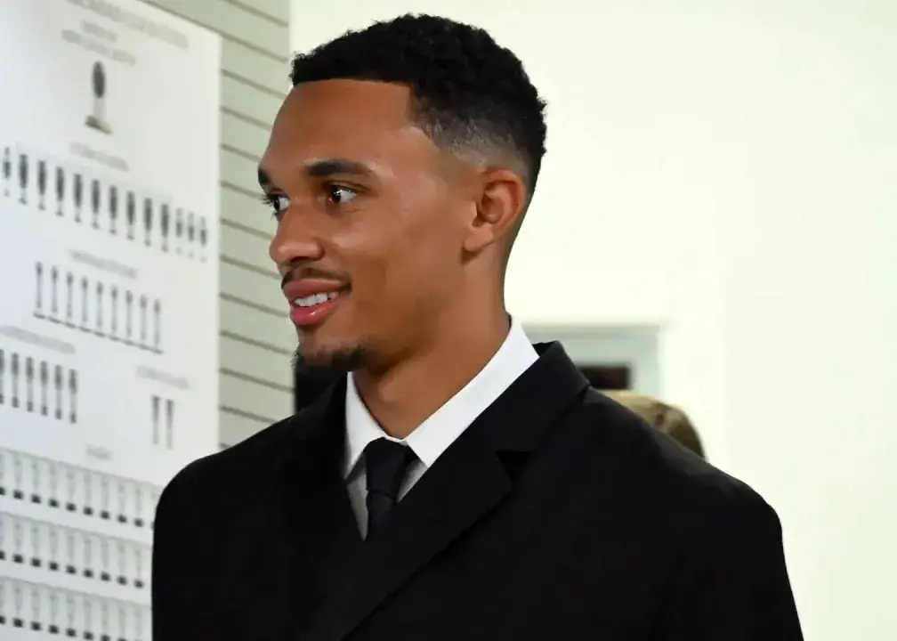 فرودگاه لیورپول هم بی‎‌خیال آرنولد نمی‌شود! (عکس)