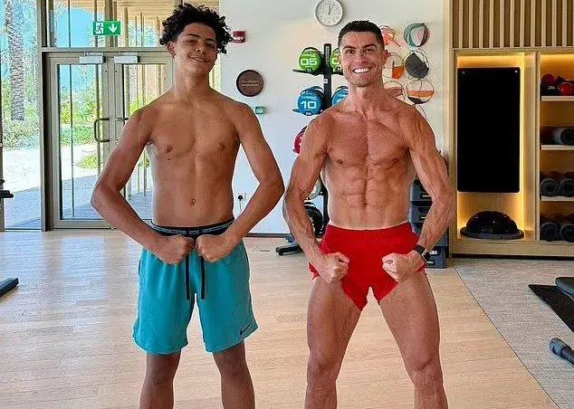 مثل قهرمانان بدنسازی: فیگور پربازدید رونالدو و پسرش