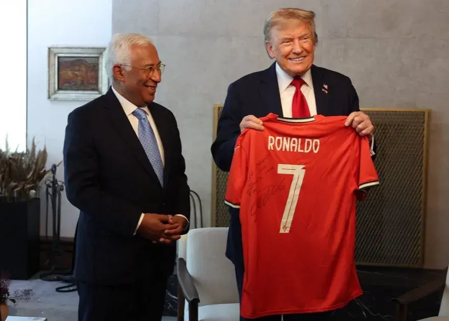 هدیه ویژه رونالدو در دستان دونالد ترامپ (عکس)