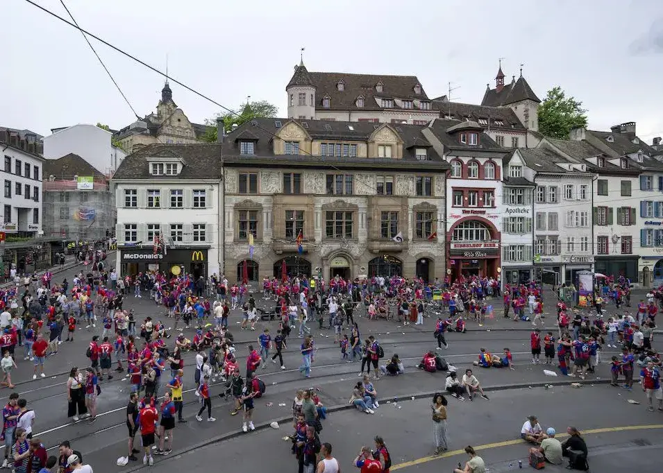 پای هوادار بازل در جشن قهرمانی قطع شد!