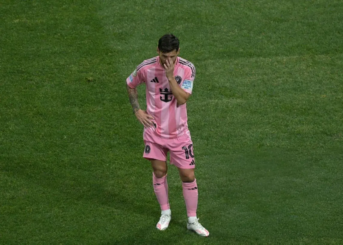 چهار هیچ: پاریس با مسی فوتبال‌دستی زد!