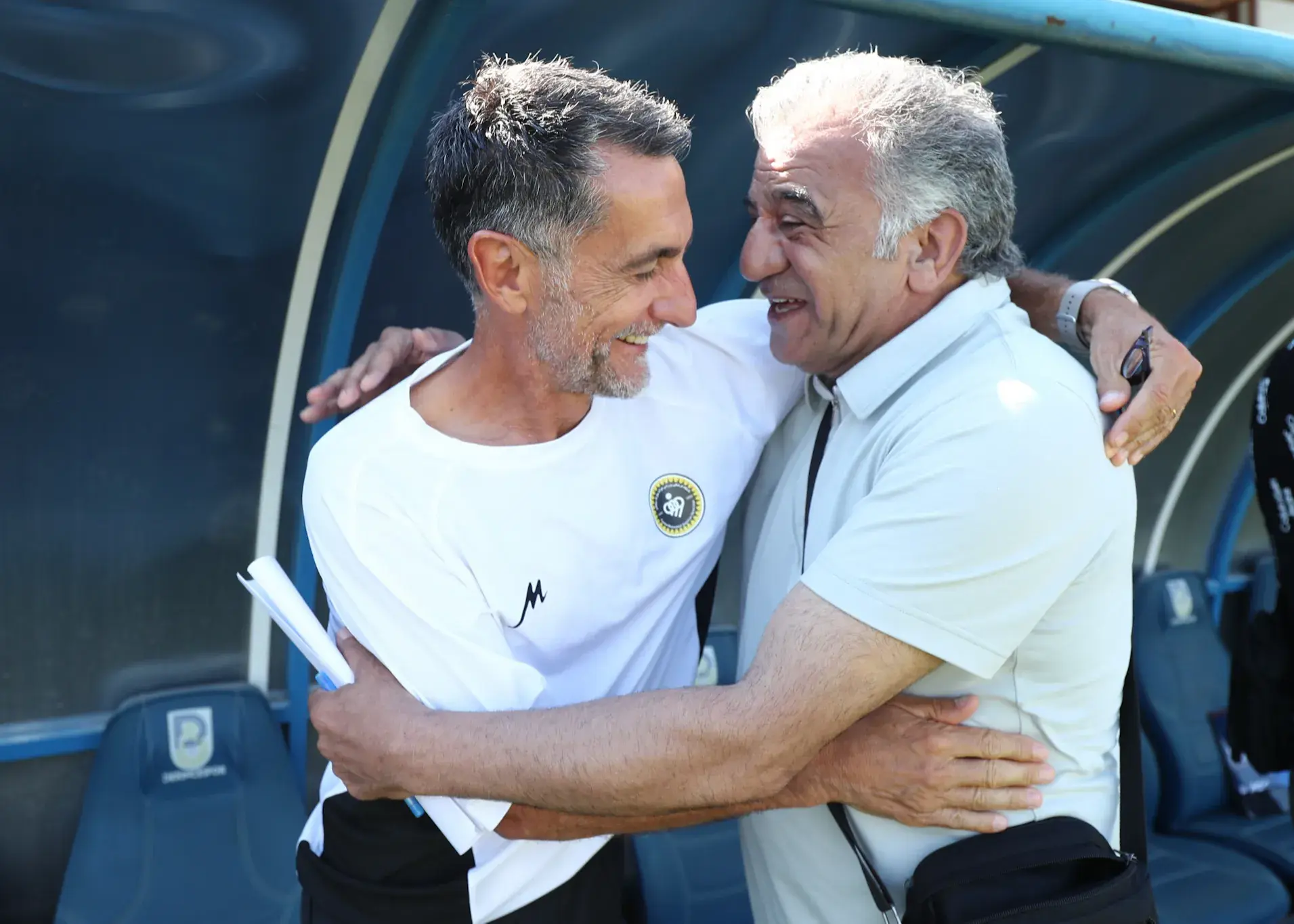 نیمکت مورد علاقه عمو بیژن! (عکس)