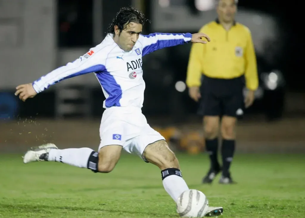 اهدای پیراهن هامبورگ مهدوی‌کیا به شهید پدل