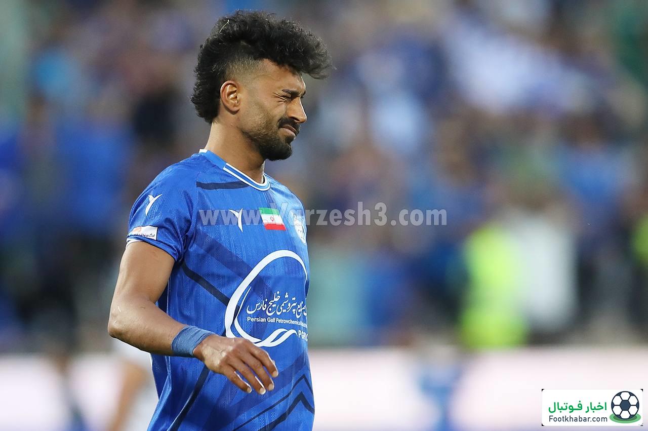 ستاره استقلال برای عقد قرارداد وارد باشگاه شد