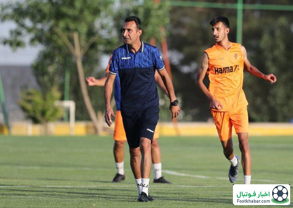 رضا عنایتی نزدیک به پرو پیراهن نارنجی