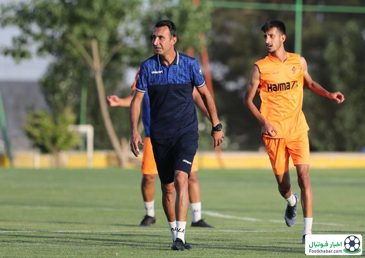 رضا عنایتی نزدیک به پرو پیراهن نارنجی