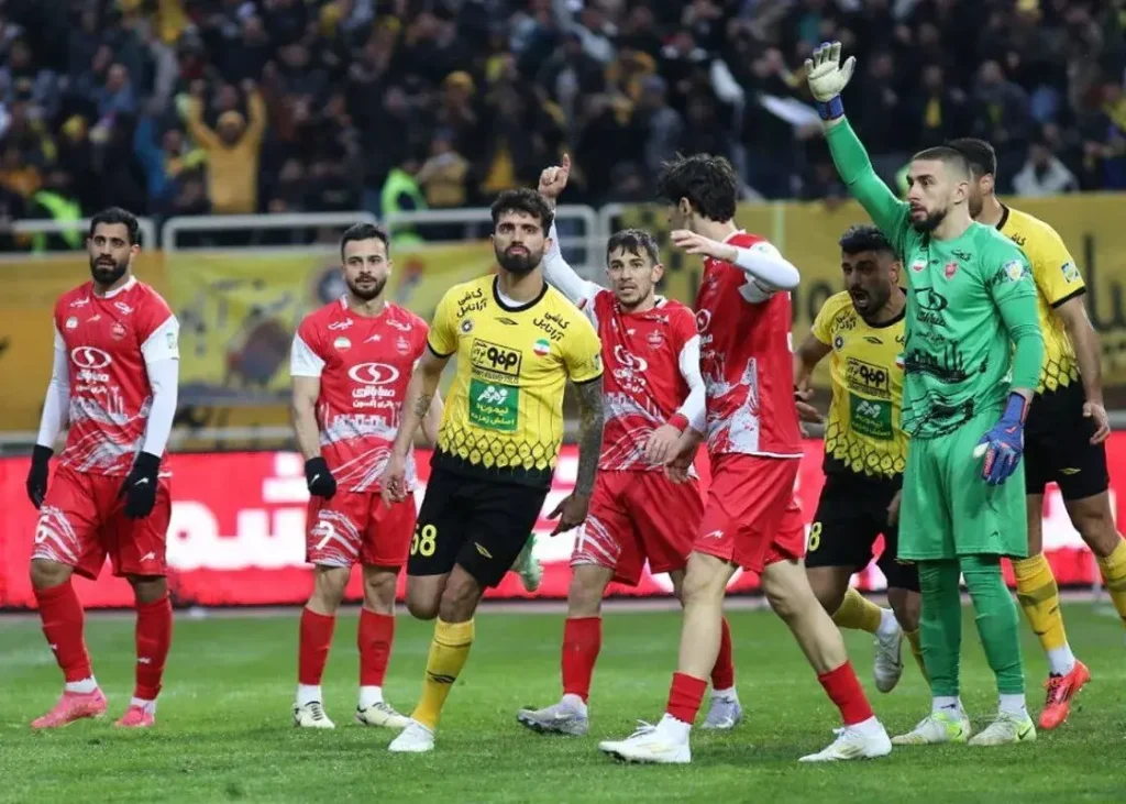 بازی برگشت در آزادی است؛/ خوش شانسی پرسپولیس در جنگ زودهنگام با سپاهان