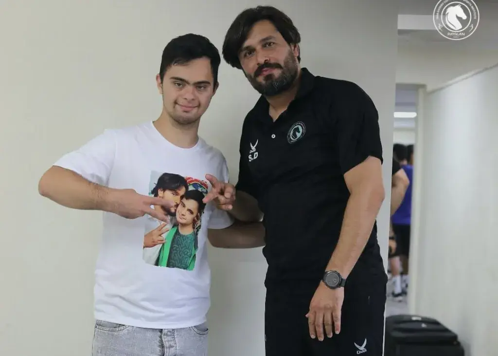 پیش از بازی دوستانه پیکان و شمس آذر:/ استقبال ویژه یک هوادار از سعید دقیقی (عکس)