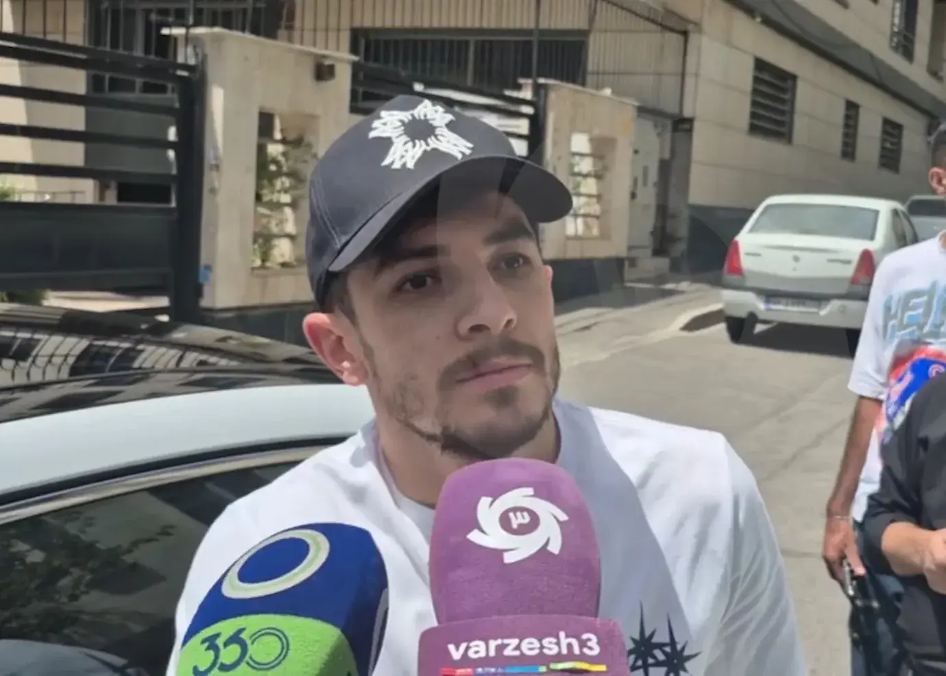 واکنش تند فرشاد احمدزاده به انتقادات