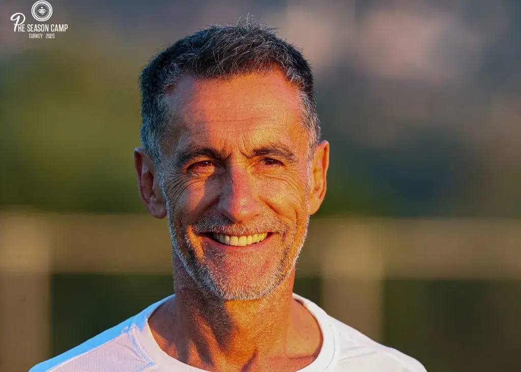 استقبال از دستیار مجیدی در تمرین سپاهان