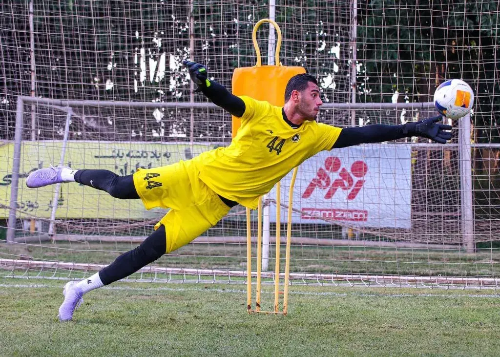 محرم اجازه جدایی به دروازه‌بانش نمی‌دهد