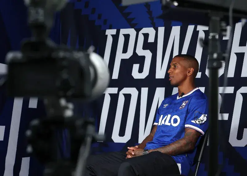 اشلی یانگ به ایپسویچ‌ تاون پیوست/ تیم جدید ستاره سابق یونایتد و اینتر در 40 سالگی!‏