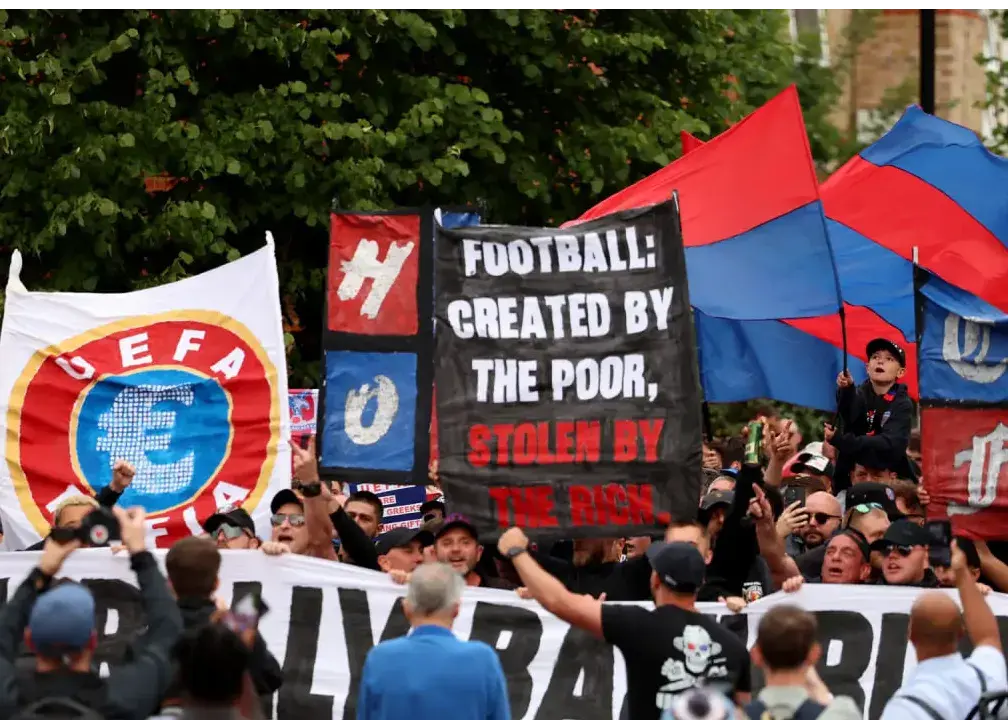 اعتراض متفاوت: یک چمدان پول تقلبی برای یوفا!