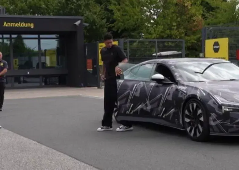 با ۸۵۰ اسب بخار سر تمرین دورتموند؛/ بلینگام با خودرویی آمد که هنوز وجود ندارد!