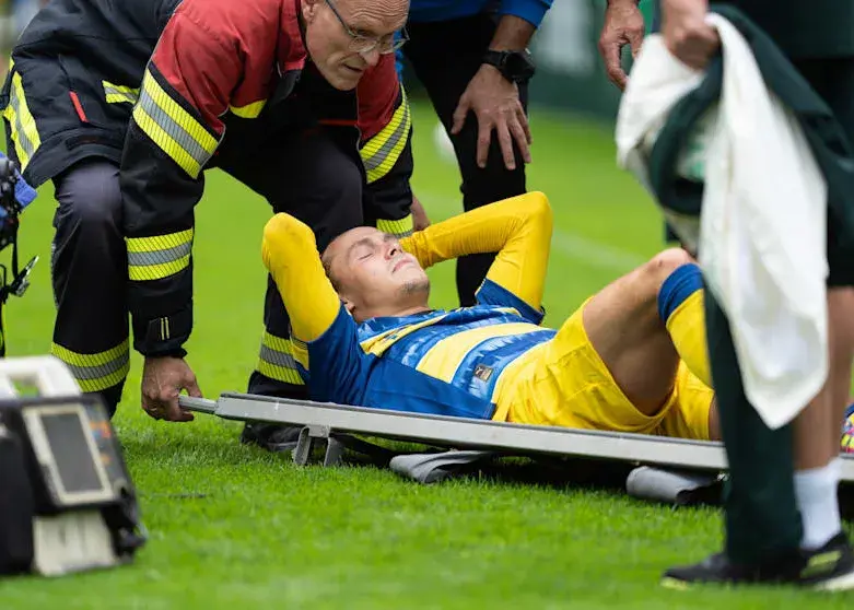 بازیکن پارما را اورژانس به بیمارستان منتقل کرد/ وحشت در بازی دوستانه: بدترین مصدومیت تابستانی