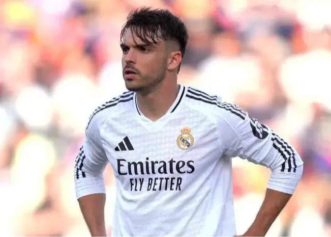 رائول آسنسیو وارث پیراهن لوکاس واسکز شد/ پیراهن شماره 17 هدیه به جنجالی‌ترین ستاره رئال