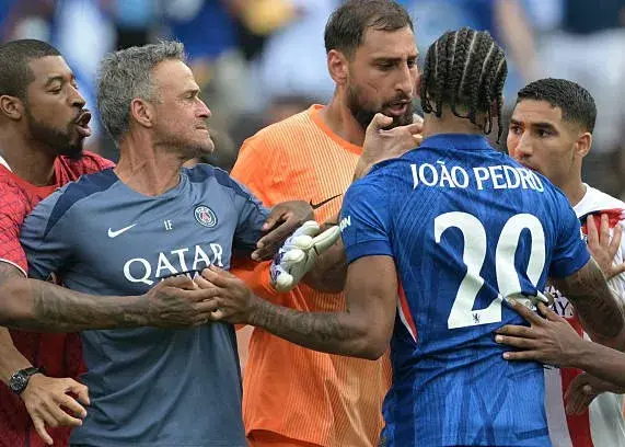 زد و خورد انریکه بعد از باخت سنگین پی‌اس‌جی