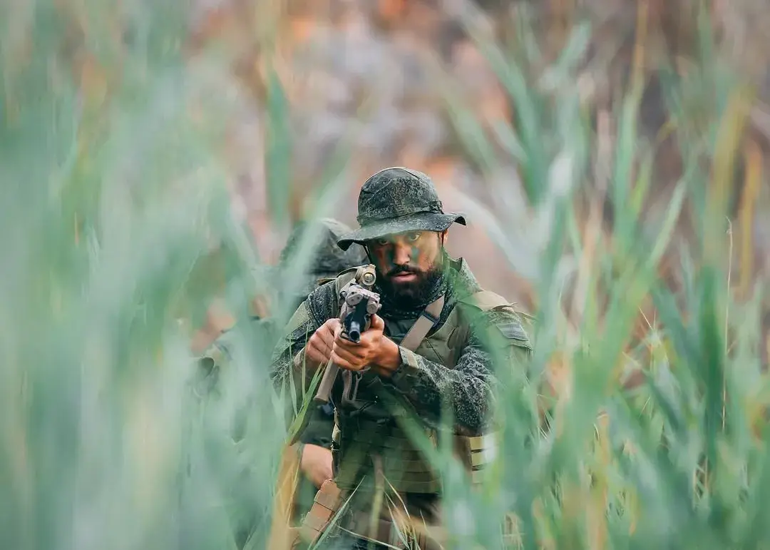 سرباز برای یک روز: / ستاره سیتی زمین فوتبال را با جنگ عوض کرد!