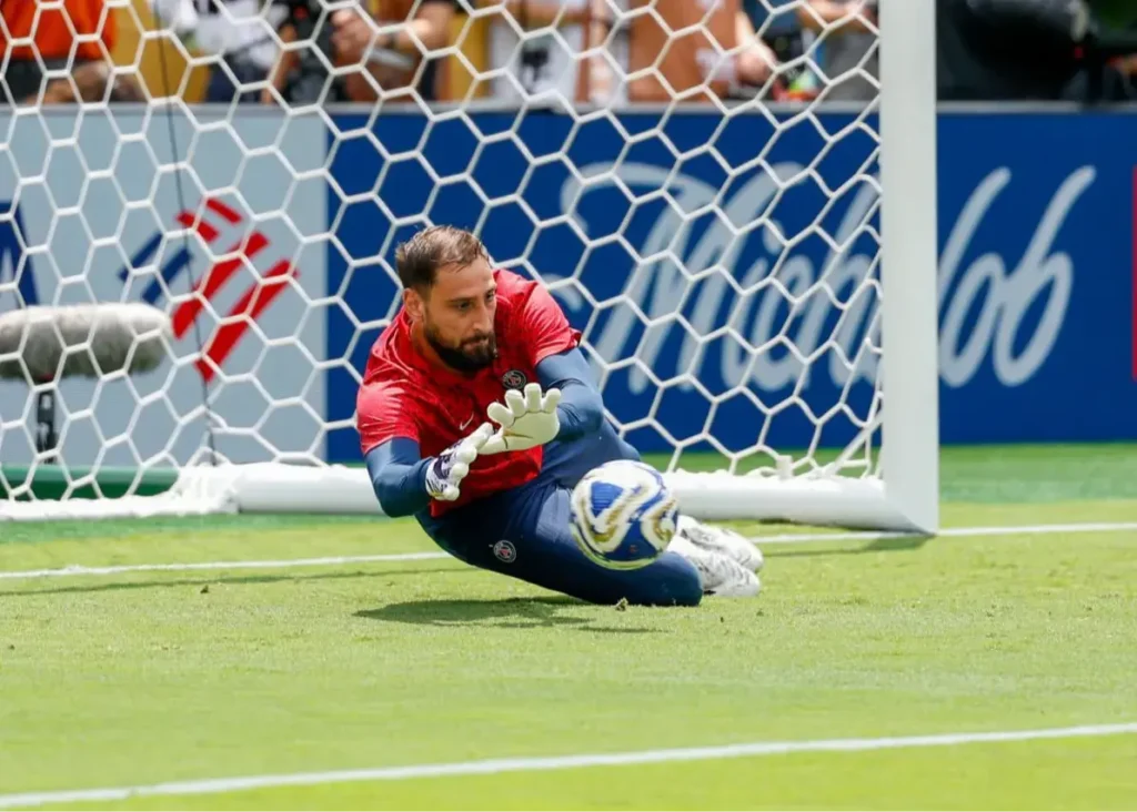 سیتی و یونایتد با تمام قوا به دنبال جذب دوناروما/ جنگ قرمزها و آبی‌های منچستر برای گلر قهرمان اروپا