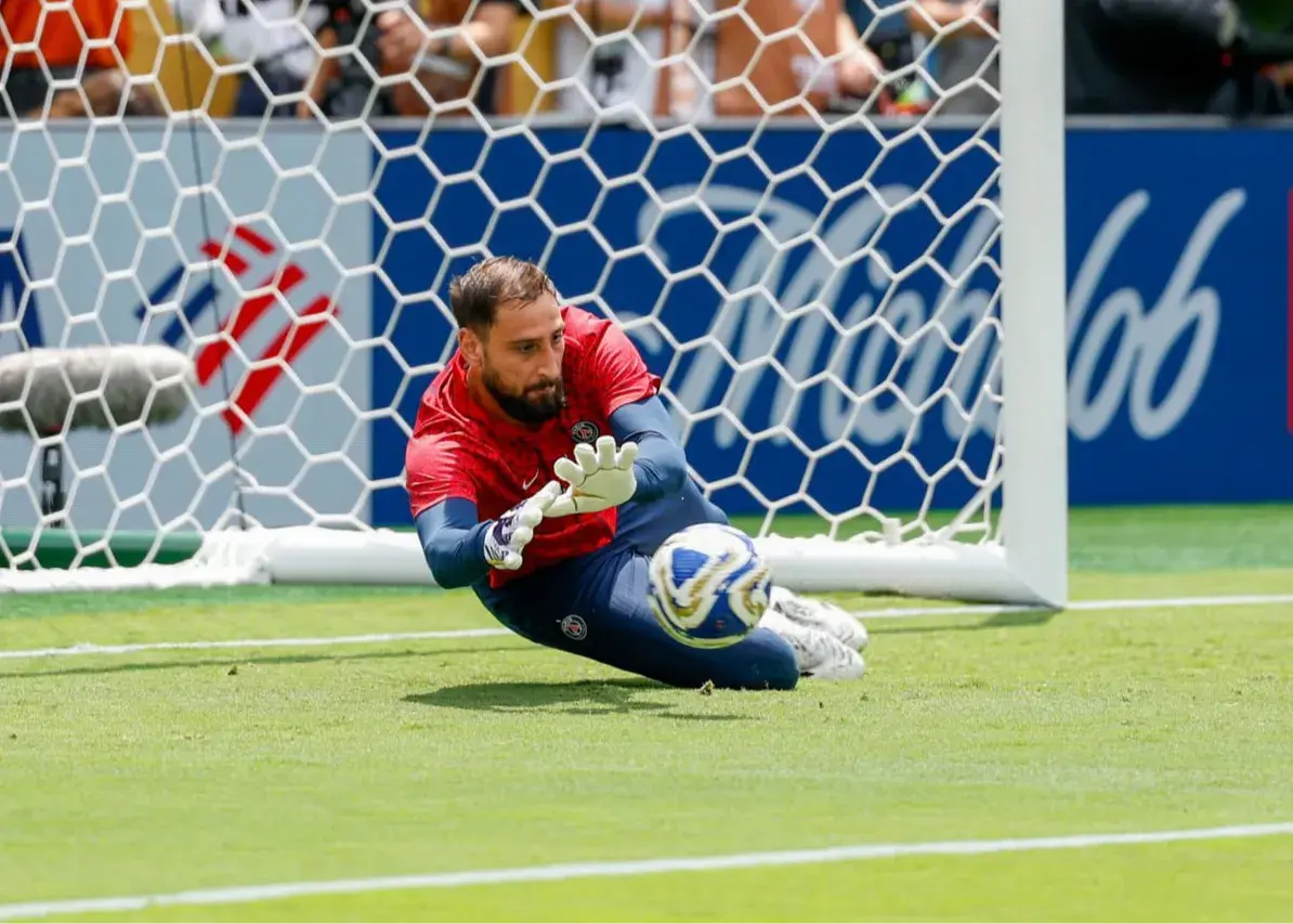 سیتی و یونایتد با تمام قوا به دنبال جذب دوناروما/ جنگ قرمزها و آبی‌های منچستر برای گلر قهرمان اروپا