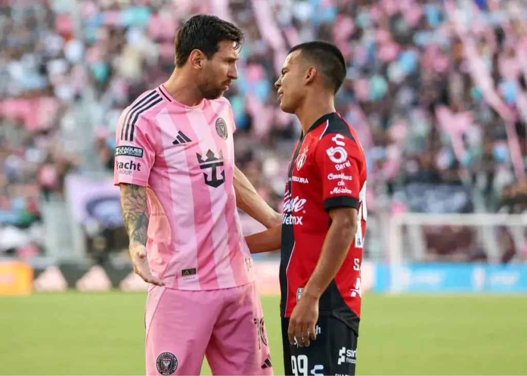 صحنه‌های عجیب در چیس استادیوم/ بادی‌گارد مسی بازیکن حریف را زد! (عکس)‏