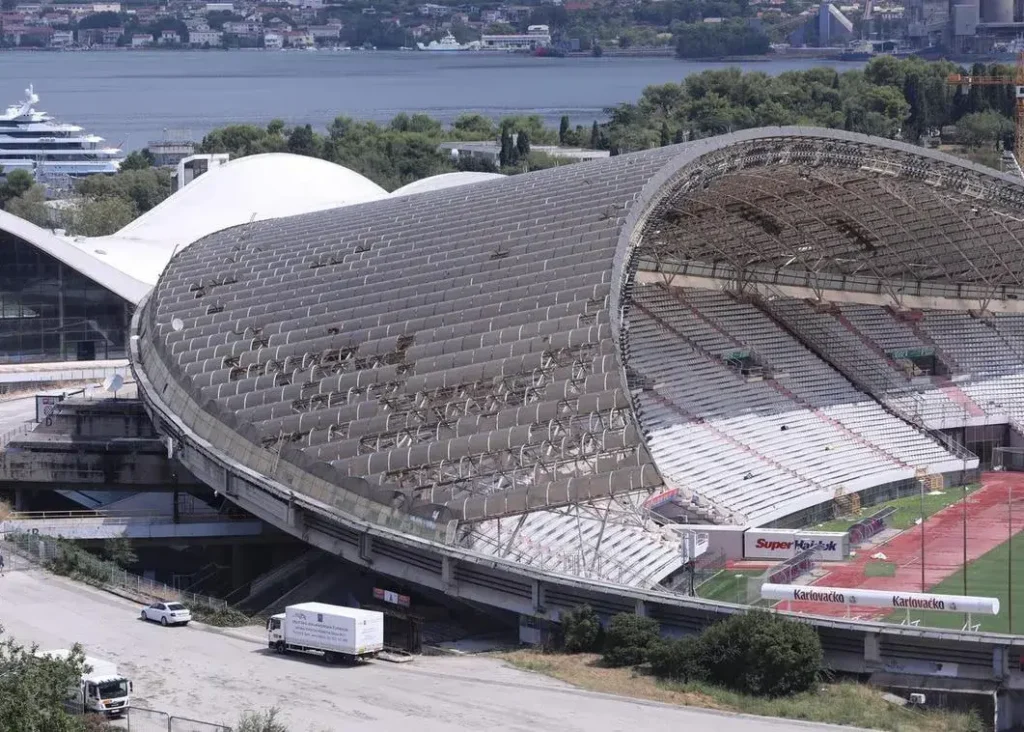 طوفان ورزشگاه مدرن را ویران کرد! (عکس)