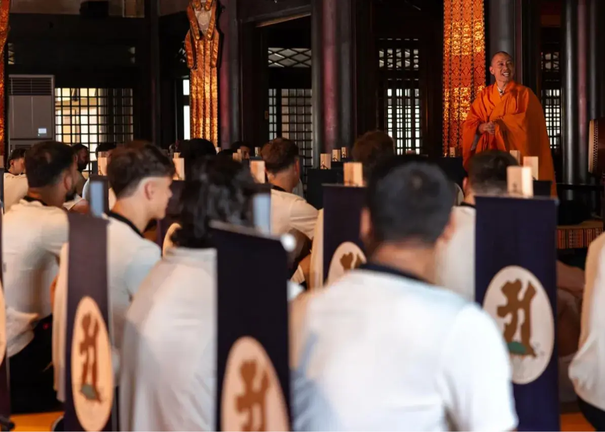 مدیتیشن لیورپولی‌ها در معبد توکیو (عکس)