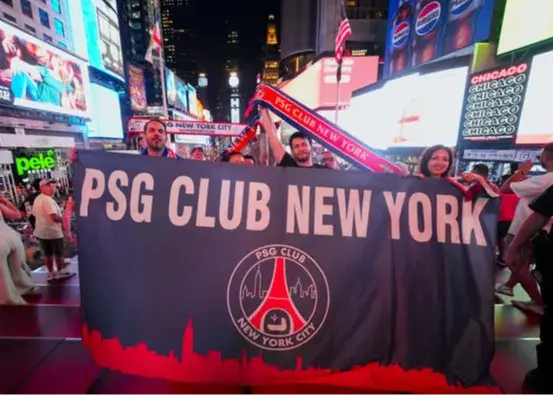 پاریسی‌ها معروف‌ترین میدان دنیا را تسخیر کردند!‏