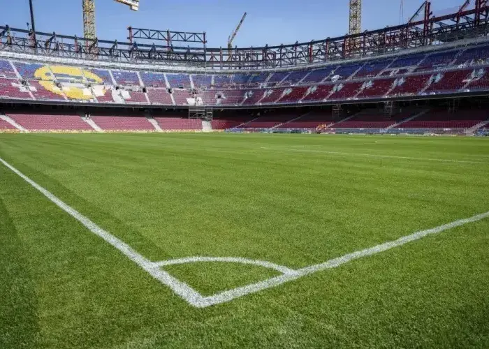 کرویف به جای نوکمپ و مونتجوئیک/ اولین بازی خانگی فصل بارسا در ورزشگاهی عجیب