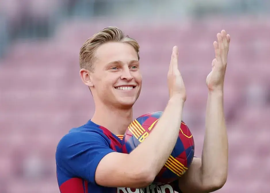 یک مانع عجیب در راه تمدید دی‌یونگ و بارسلونا