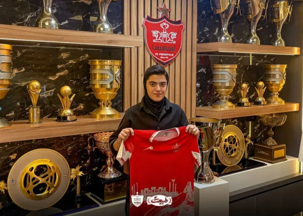 پیراهن سرخ بر تن سمانه قمری؛ / مدافع ملی پوش در تیم زنان پرسپولیس