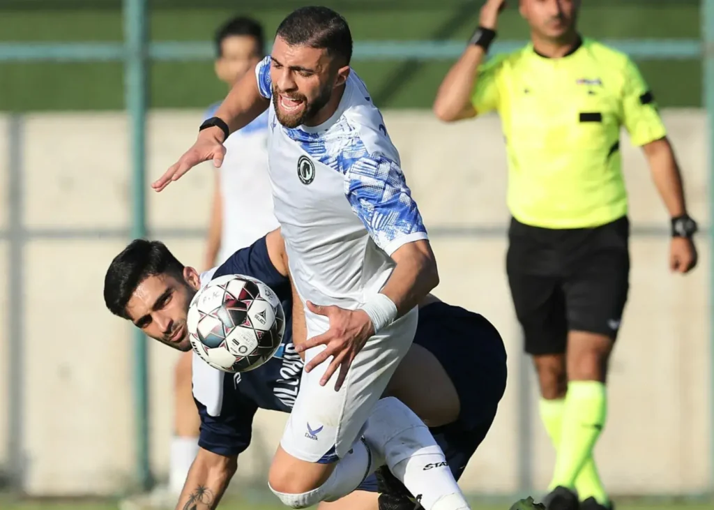 نزدیک بود حامدی‌فر دوباره حادثه آفرین شود!/ مدافع پیکان از تکل ضارب یامگا جان سالم به‌در برد!