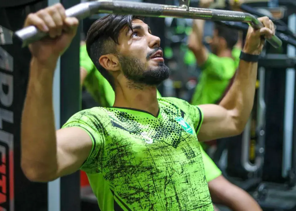 با رحمتی روز به روز پیشرفت می‌کنیم؛/ درخواست مدافع باتجربه: استادیوم را پر کنید