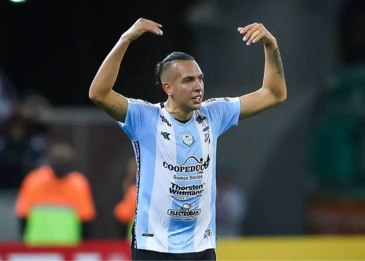 چادرملو از اروگوئه یک وینگر چپ گرفت